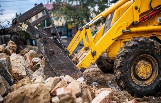 İzmit'te tarihi eserlerin üzerine inşa edilen bina yıkıldı!