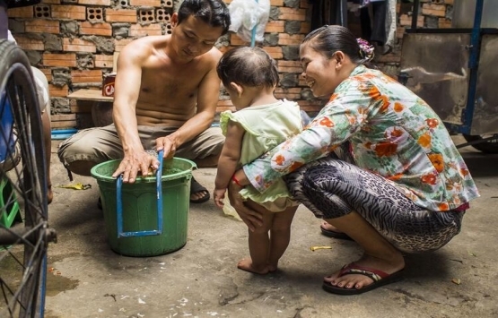 Kamboçya da eski binada kendi devletlerini kurdular!