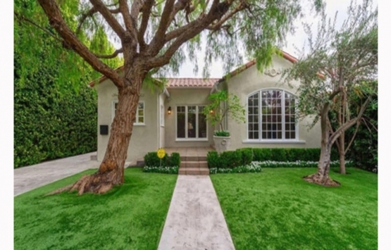 Charlize Theron California daki evini satıyor!