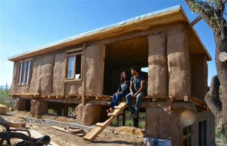 Kırşehirli çift samandan ev yaptı!