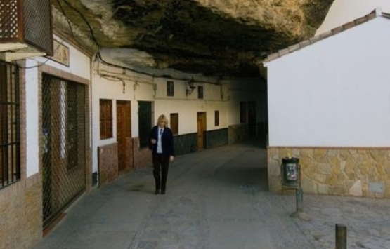 İspanya da dev kayalığın altına 3 bin nüfuslu köy kurdular!