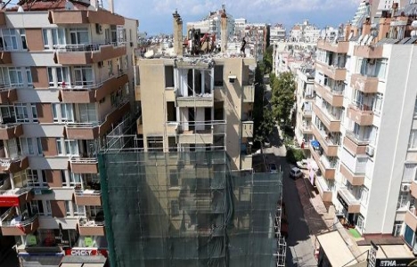 Antalya'daki metruk bina yıkılıyor!