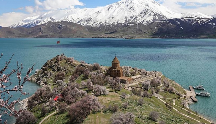 Van Gölü'nün kıyısı binalar ve yazlık villaların işgali altında! Tuşba'da sadece 552 imara aykırı yapı var!