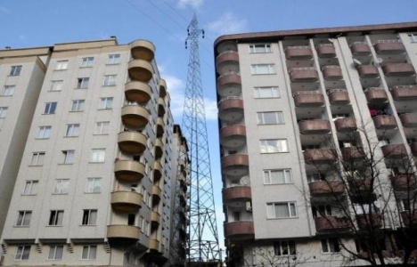İki apartman arasındaki yüksek gerilim hattı konut satışlarını engelliyor!