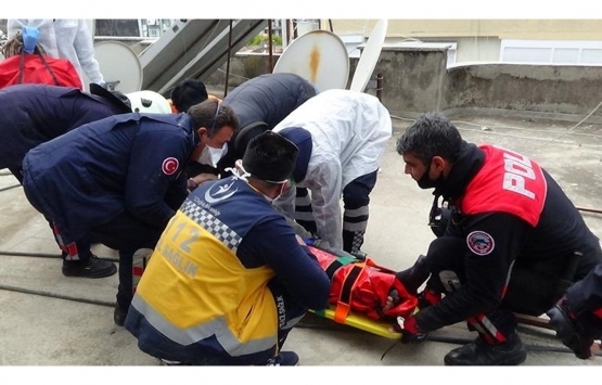 Antalya da bina yıkımı sırasında işçinin üzerine beton blok düştü!