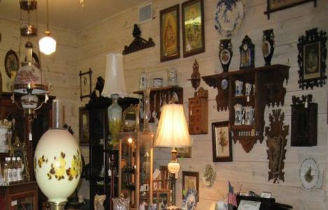 Emlakçı Osman Sülükçü antika eşyaları iş yerinin ikinci katında sergiliyor!