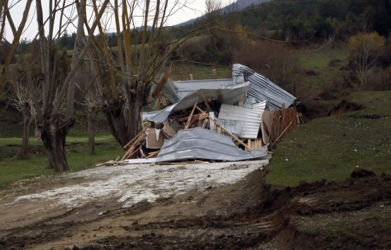 Bolu Yedigöller deki kaçak yapılar yıkılıyor!