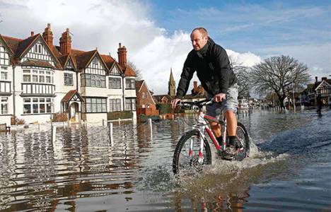 Thames nehri taştı İngiltere su altında kaldı!