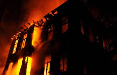 Bartın’da 3 katlı tarihi ahşap ev kül oldu!