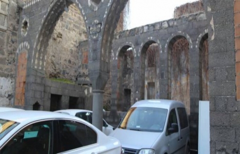 Sur'daki tarihi ev otopark oldu!