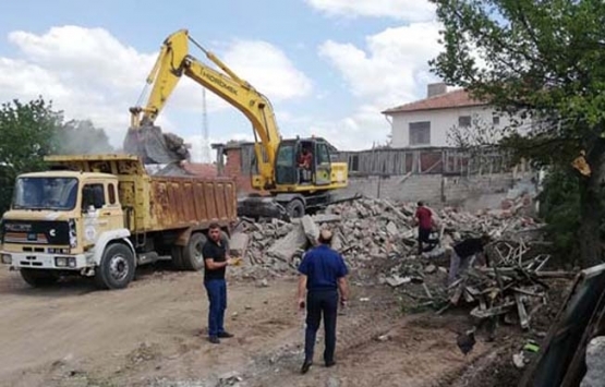 Çorum Alaca'da metruk ve atıl binalar yıkılıyor!