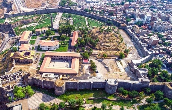 Diyarbakır Sur'da ticari alanların satılmasına tepki!