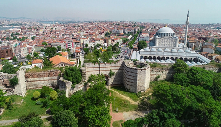 İstanbul un surlarında büyük tehlike! Surlardaki derin çatlaklar korku yaratıyor!
