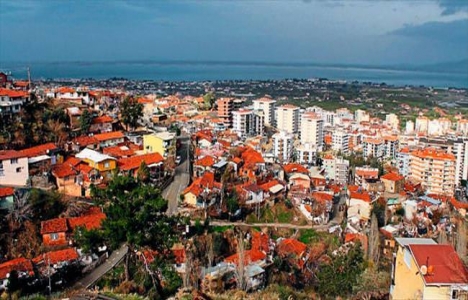 İzmir'de Narbel Yolu'nun çökmesiyle gözler çevredeki gecekondulara çevrildi!