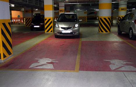 Antalya'da bir AVM’de bayanlara özel 'pembe park' alanı oluşturuldu!