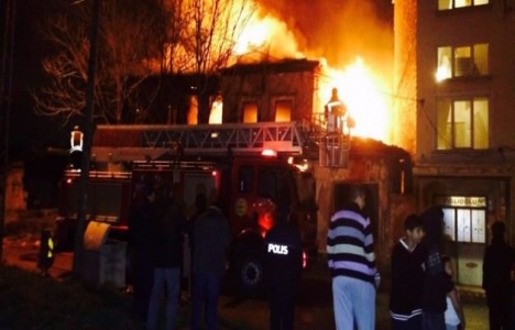 Konya'da 200 yıllık tarihi ev yandı!