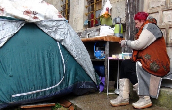 Çamlıhemşin'de paylaşılamayan konağın önüne kurduğu çadırda yaşıyor!