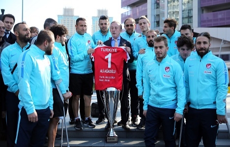 Ağaoğlu, Ampute Milli Futbol Takımı na dairelerini verdi!