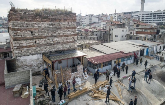 Tarihi İrene Kulesi'nin bitişiğindeki kaçak yapı yıkılıyor!