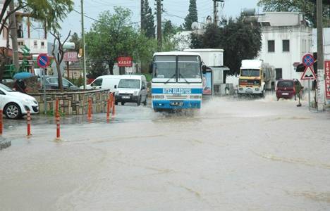 Bodrum'da şiddetli yağmur ve fırtına hayatı felç etti!