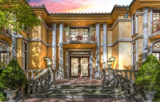 Charlie Sheen Beverly Hills teki evini 8 milyon dolara satıyor!