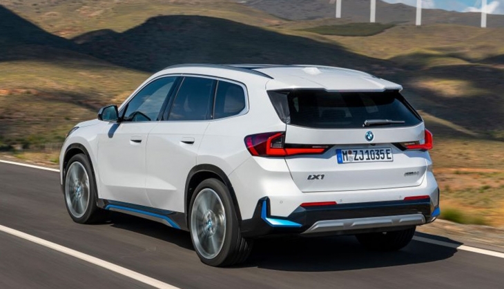 Dengeli ağırlık dağılımı ile BMW İX1 bayilerde