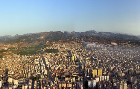 Mersin'de yola isabet eden binalar yıkılıyor!