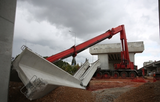 Antalya daki tramvay inşaatında 40 tonluk beton blok, vincin üzerine düştü!