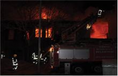 Konya'da 200 yıllık bina kül oldu!