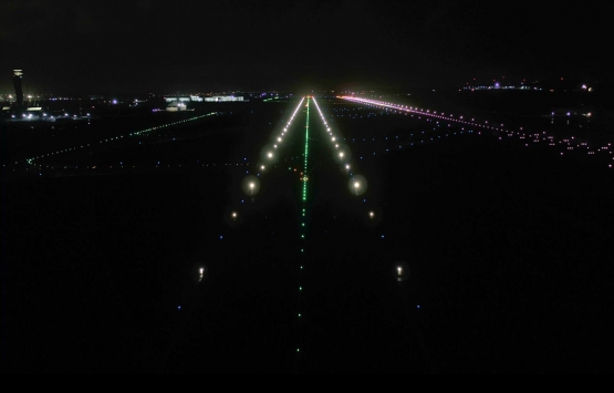 3. havalimanında kule Türk Bayrağı renklerine büründü!