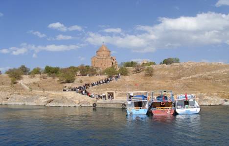 Akdamar Adası turistlerden yoğun ilgi görüyor! 