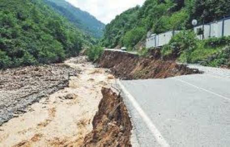 Karabük-Yenice karayolunda heyalan meydana geldi!