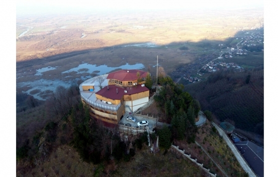 Çocukken keçi otlattığı tepeye hayalindeki tesisi inşa etti!