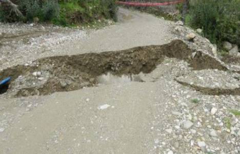 Trabzon'un Pelitli Beldesi'nde aşırı yağmur sebebiyle yol çöktü!