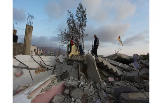 İsrail güçleri Batı Şeria'da Filistinli tutuklunun evini yıktı!