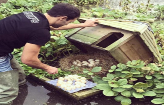 Ünlü manken Kelly Brook milyonluk kulübede yaşıyor!