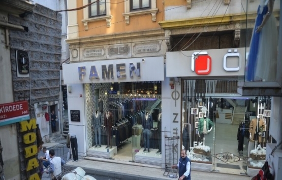 Mahmutpaşa'daki tarihi hanın önündeki dükkan tabelası kaldırıldı!