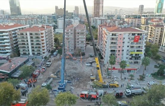 İzmir Bayraklı'da enkaz kaldırma çalışmaları hız kesmiyor!
