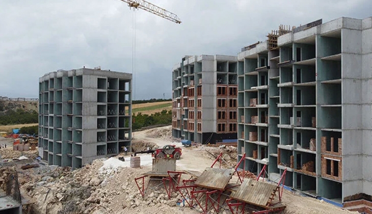 Hatay Altınözü ndeki kalıcı deprem konutlarında 4 blokun kaba inşaatı tamamlandı!
