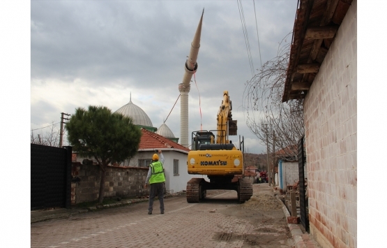 Manisa da depremden hasar gören binalar yıkılıyor!