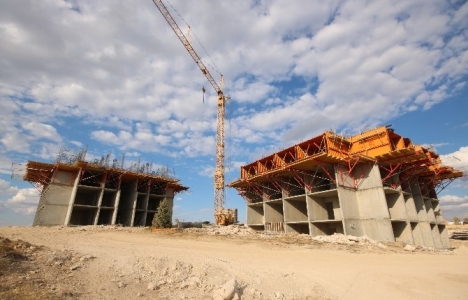 Konya'daki bir inşaatta kullanılan kule vinç devrildi!