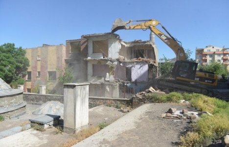 Yakutiye Murat Paşa Camii çevresindeki binalar yıkıldı!
