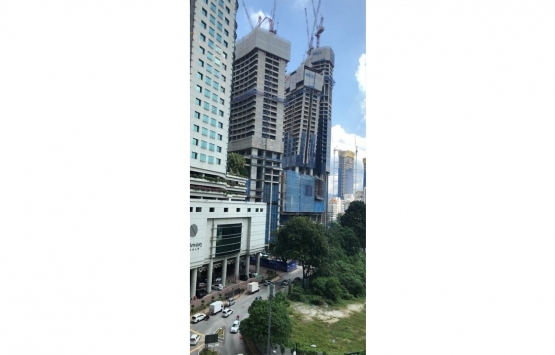 Malezya'da eğik mimarili otel inşaatı paniğe neden oldu!