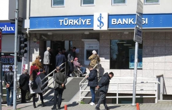 Çalışma süresi 5 saate düştü! Banka önlerinde kuyruklar oluştu!