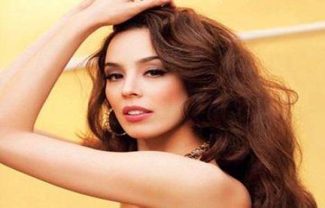 Azra Akın boğaz sevdasına iki ev sattı!