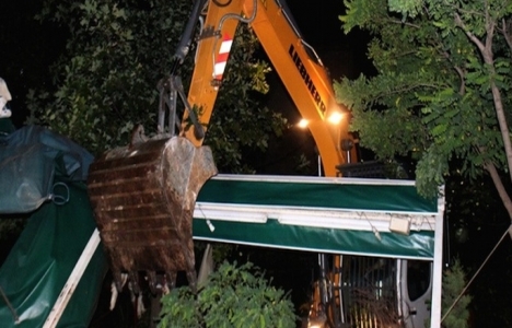 Karaköy'de sahil kesimindeki kaçak iş yerleri yıkıldı!