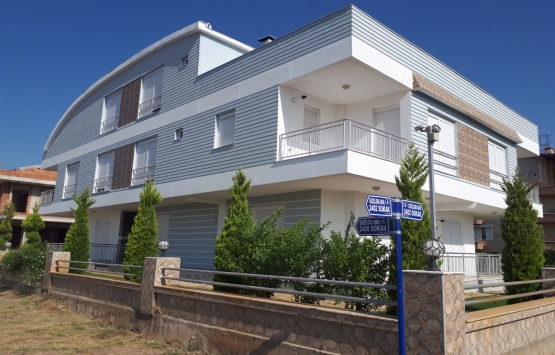 Antalyalı emekli öğretmen 17 yıldır evinin peşinde!