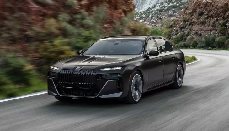 BMW nin amiral gemisi 7 serisi üst düzey performans sunuyor! Hız delisi araç bayilerde