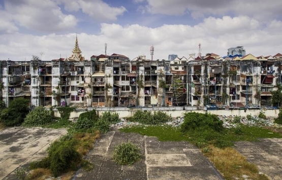 Kamboçya da eski binada kendi devletlerini kurdular!