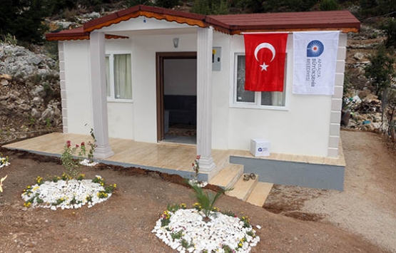 Antalya Büyükşehir'den barakada yaşayan aileye yeni ev!
